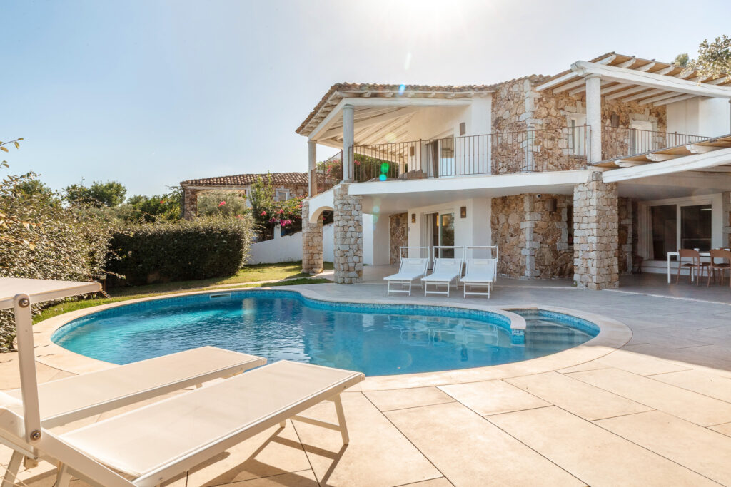 Vivere una villa al mare in modo contemporaneo: privacy, ritmo lento e nuovi rituali di vacanza in Sardegna