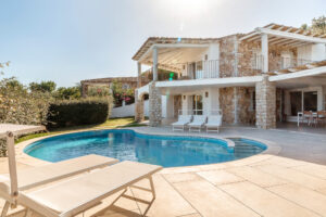 Vivere una villa al mare in modo contemporaneo: privacy, ritmo lento e nuovi rituali di vacanza in Sardegna